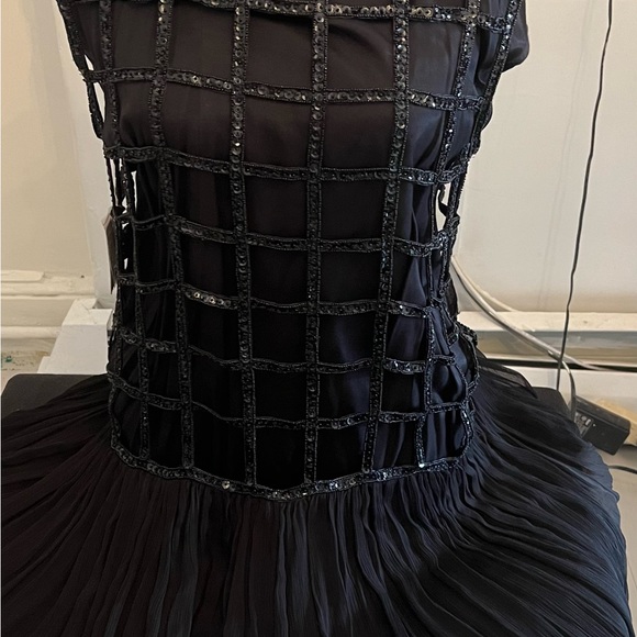 Gorgeous black dress. It’s to die for. It’s gorgeous in person - Picture 3 of 3